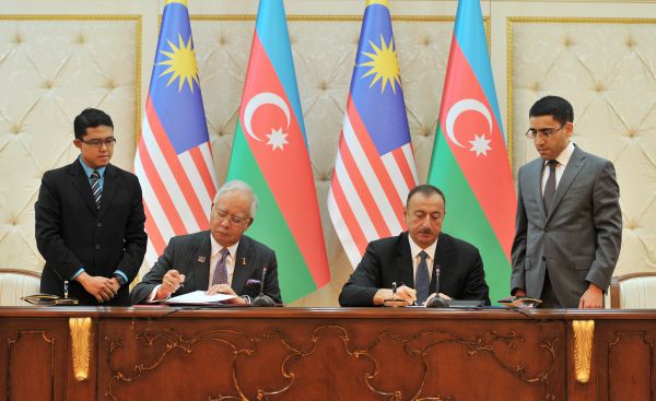 Azerbaijan, Malaysia sign documents (PHOTO)