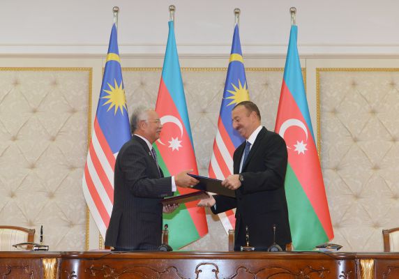 Azerbaijan, Malaysia sign documents (PHOTO)