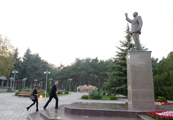 President Aliyev, first lady arrive in Naftalan District (PHOTO)