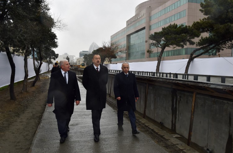 Azerbaijani president reviews construction at fountain and waterfall complex in Khatai