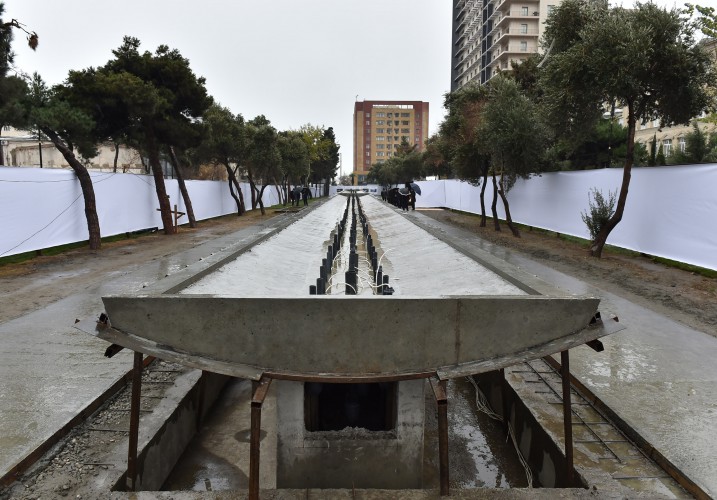 Azerbaijani president reviews construction at fountain and waterfall complex in Khatai