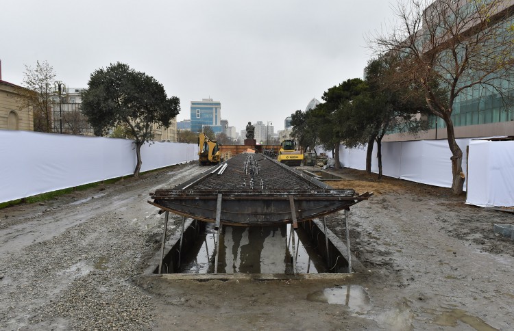 Azerbaijani president reviews construction at fountain and waterfall complex in Khatai
