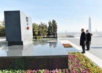 President Ilham Aliyev reviewed the ongoing reconstruction work in park in Sumgayit