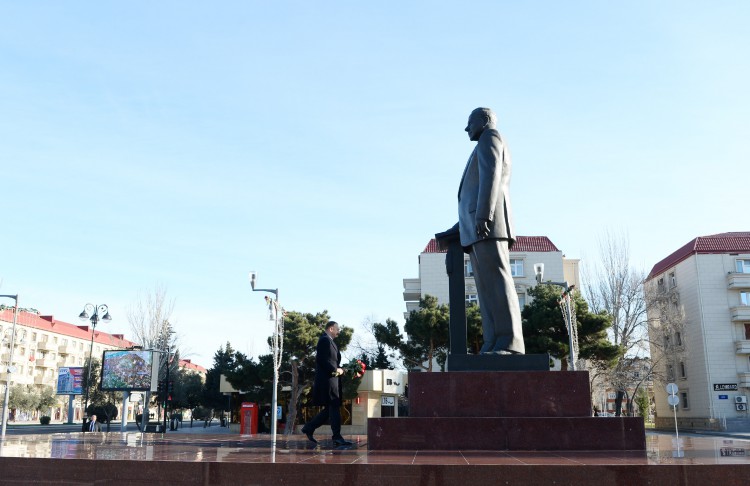President Ilham Aliyev visited a statue of national leader Heydar Aliyev in Sumgayit