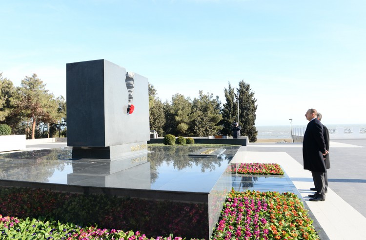 President Ilham Aliyev reviewed the ongoing reconstruction work in park in Sumgayit