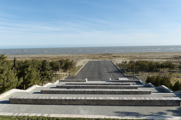 President Ilham Aliyev reviewed the ongoing reconstruction work in park in Sumgayit
