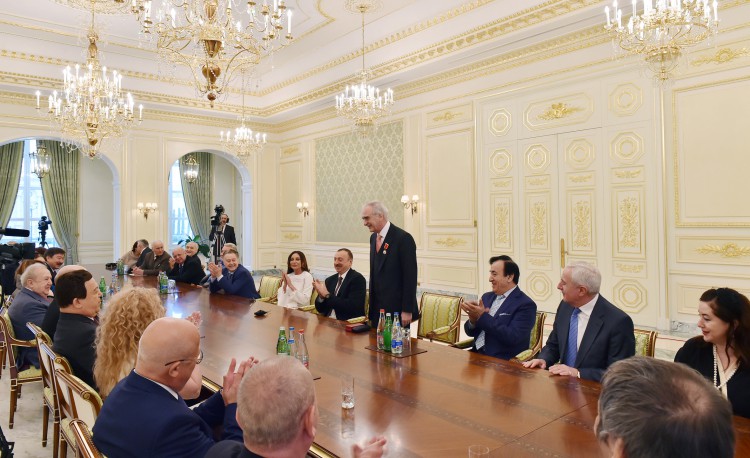 President Aliyev, his spouse met with group of prominent culture and art figures