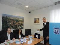 Israeli ambassador to Azerbaijan casts vote in early parliamentary election (PHOTO)