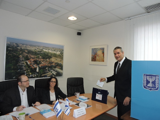 Israeli ambassador to Azerbaijan casts vote in early parliamentary election (PHOTO)