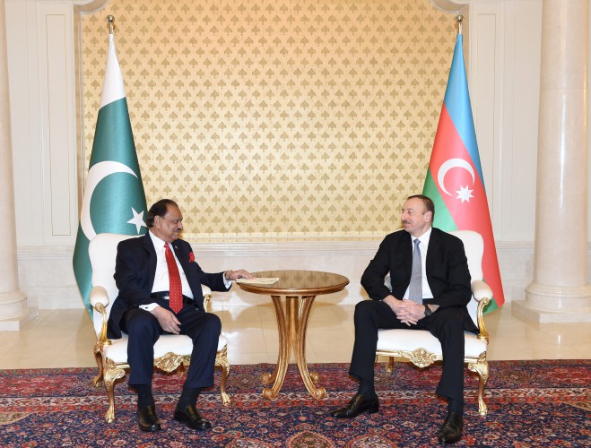 Azerbaijani, Pakistani presidents hold one-on-one meeting (PHOTO)