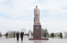 President Ilham Aliyev visits statue of national leader Heydar Aliyev in Barda