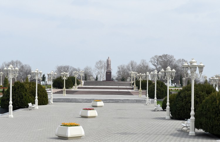 President Ilham Aliyev visits statue of national leader Heydar Aliyev in Barda