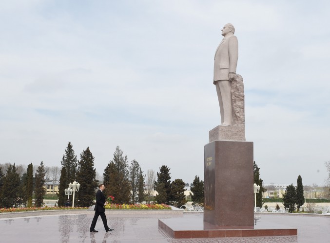 President Ilham Aliyev visits statue of national leader Heydar Aliyev in Barda