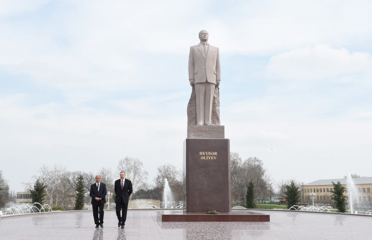 President Ilham Aliyev visits statue of national leader Heydar Aliyev in Barda