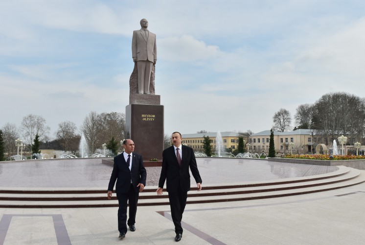 President Ilham Aliyev visits statue of national leader Heydar Aliyev in Barda
