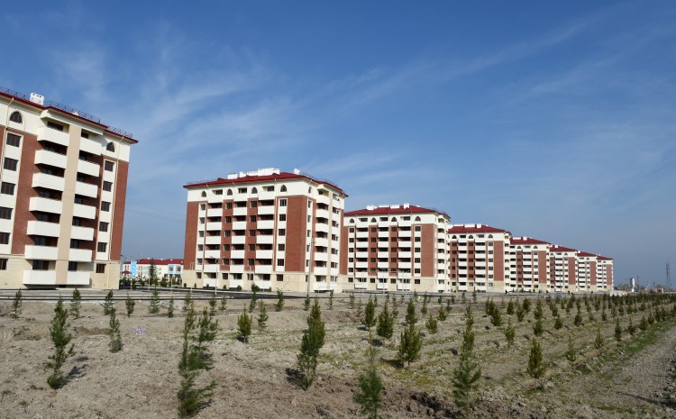 President Ilham Aliyev reviews newly-built residential complex for IDP families in Barda