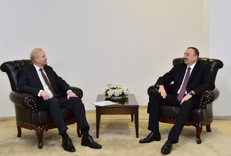 President Ilham Aliyev meets BP chief executive officer in Kars (PHOTO)