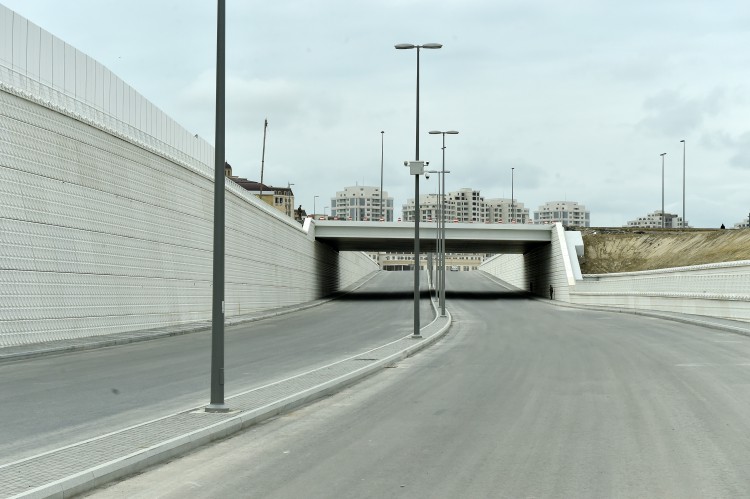 Ilham Aliyev reviews ongoing construction of road and transportation infrastructure around Baku Olympic Stadium (PHOTO)