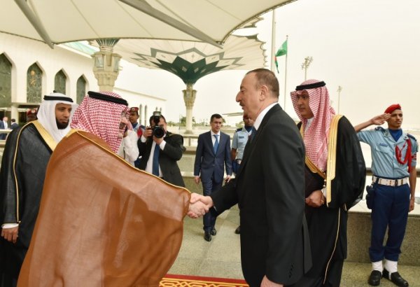 President Ilham Aliyev, his spouse arrive in Jeddah (PHOTO)