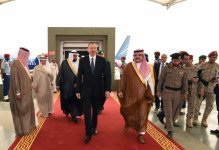 President Ilham Aliyev, his spouse arrive in Jeddah (PHOTO)