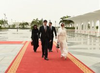 President Ilham Aliyev, his spouse arrive in Jeddah (PHOTO)