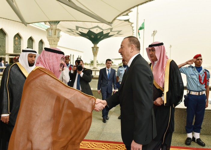 President Ilham Aliyev, his spouse arrive in Jeddah (PHOTO)