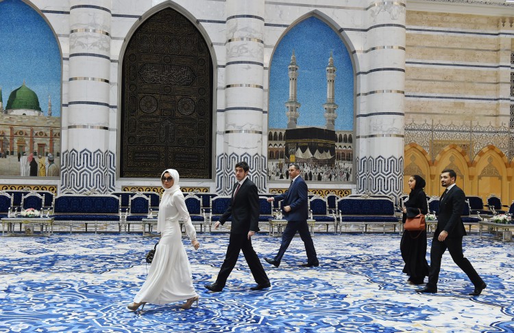 President Ilham Aliyev, his spouse arrive in Jeddah (PHOTO)