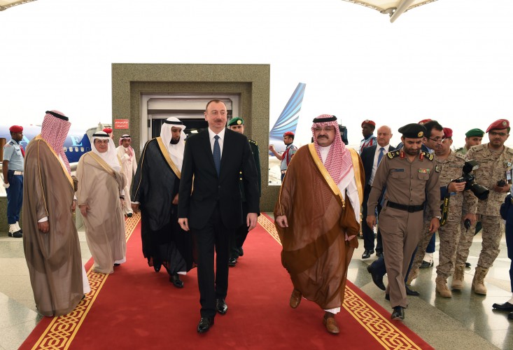 President Ilham Aliyev, his spouse arrive in Jeddah (PHOTO)