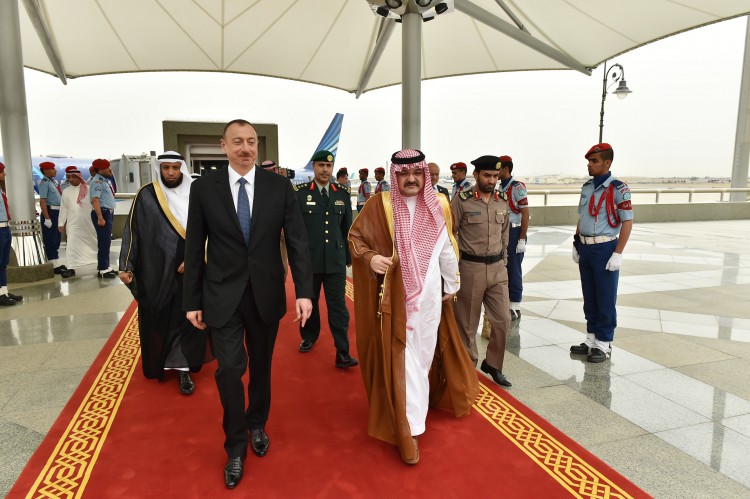 President Ilham Aliyev, his spouse arrive in Jeddah (PHOTO)