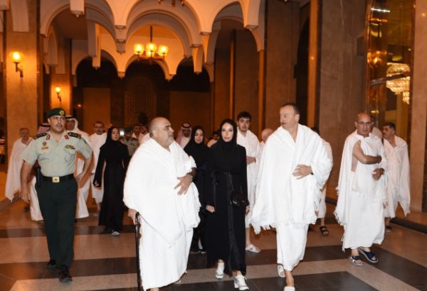 Azerbaijani president, his spouse perform Umrah pilgrimage in Mecca (PHOTO)