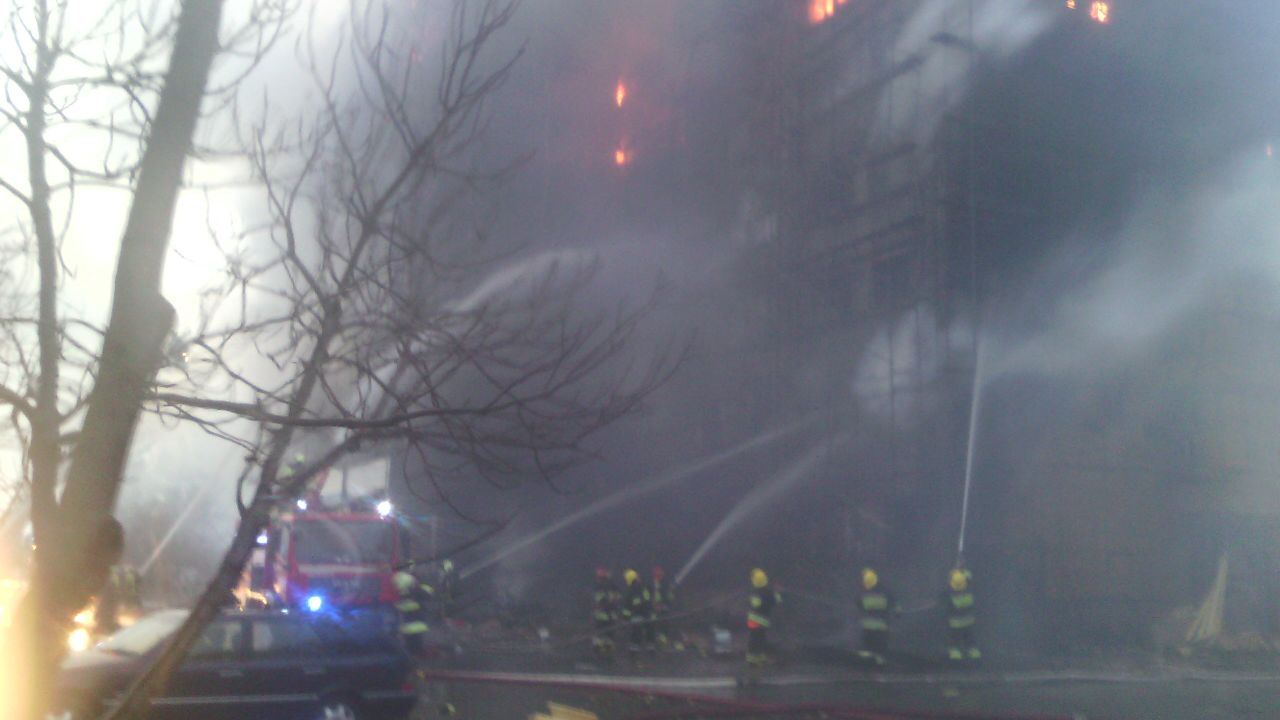 Fire in residential building in Baku was extinguished
(PHOTO, VIDEO)