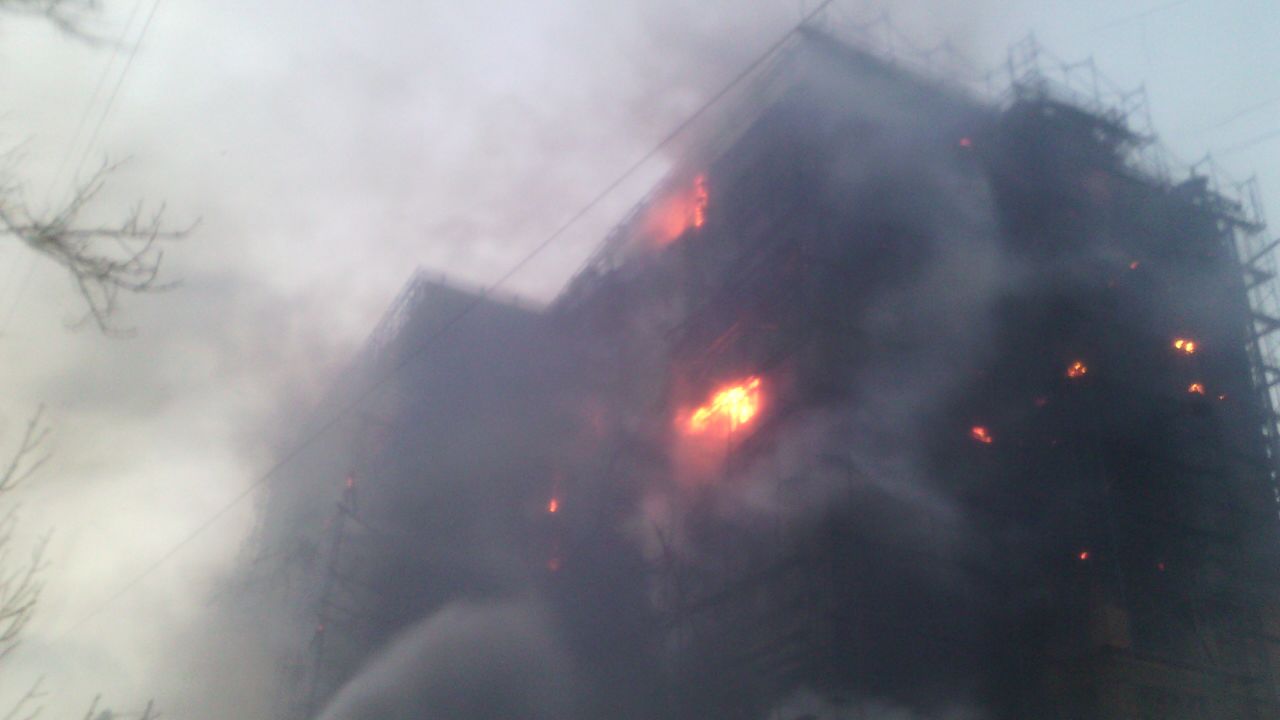Fire in residential building in Baku was extinguished
(PHOTO, VIDEO)