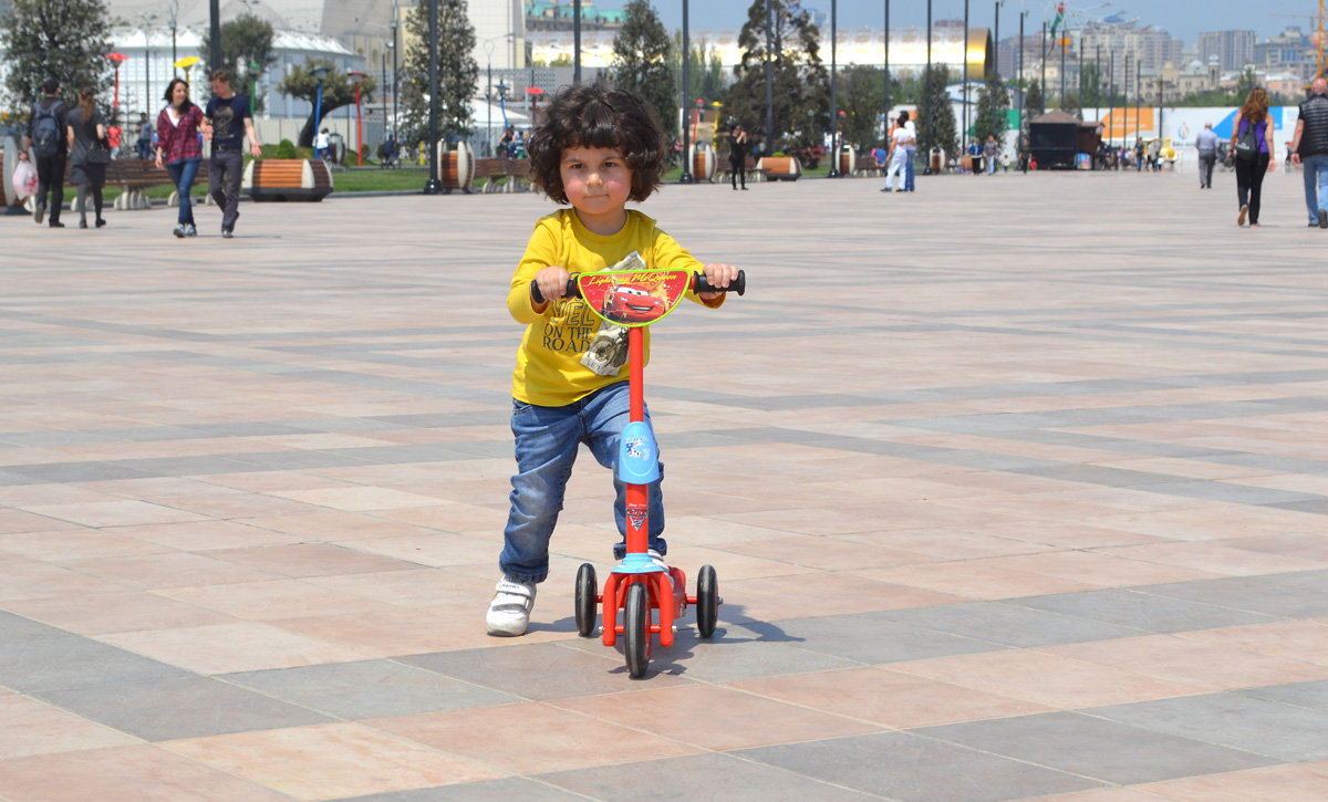Youth pushing pedals on Baku Boulevard on eve of European Games