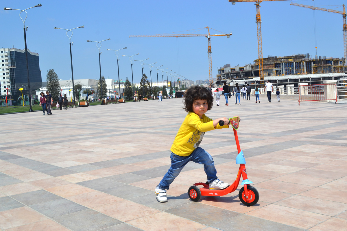 Youth pushing pedals on Baku Boulevard on eve of European Games