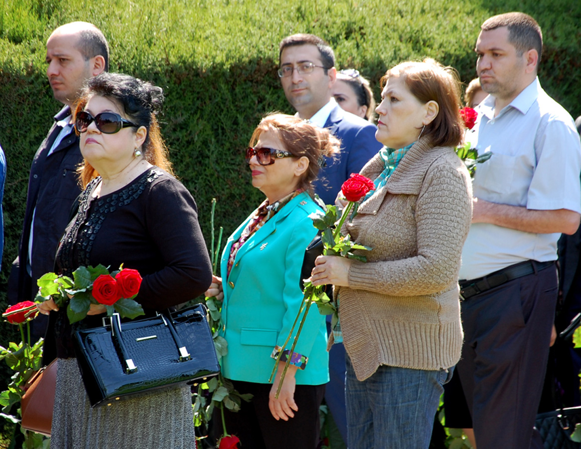 Azerbaijanis mark 92nd birthday anniversary of national leader Heydar Aliyev