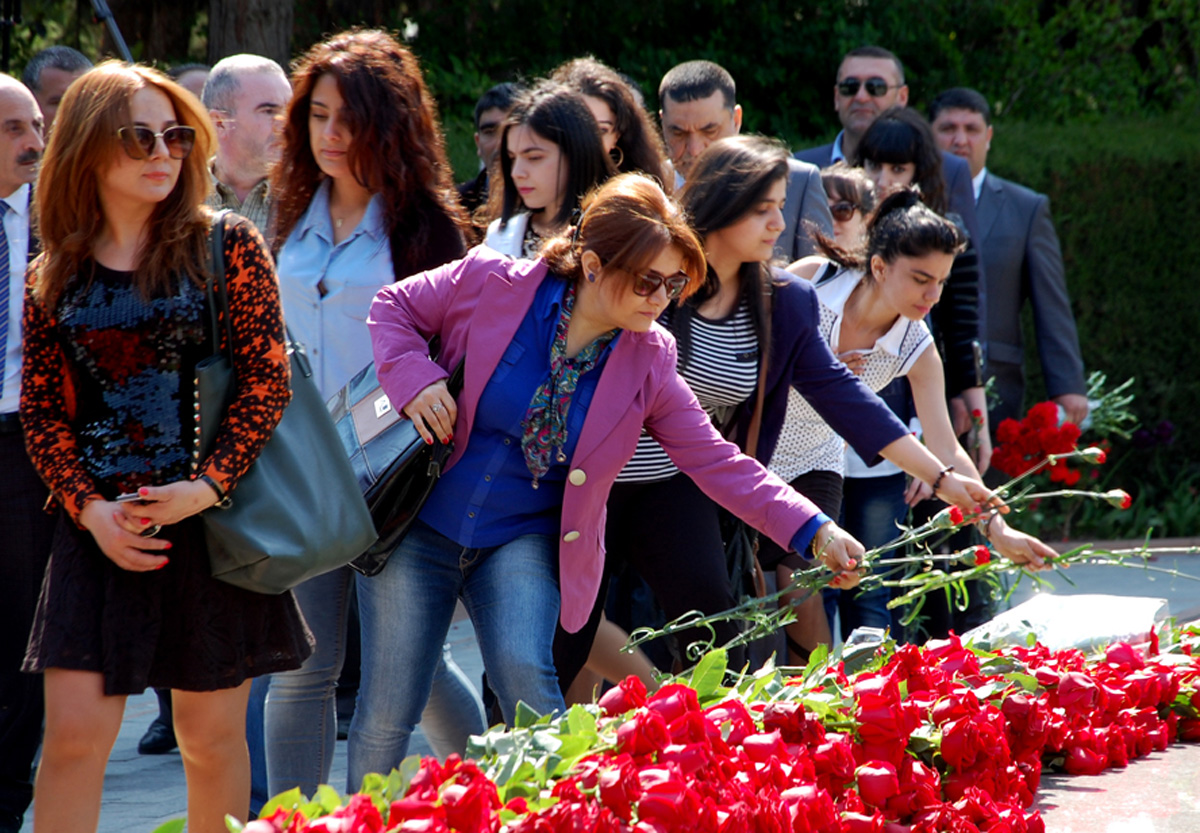 Azerbaijanis mark 92nd birthday anniversary of national leader Heydar Aliyev