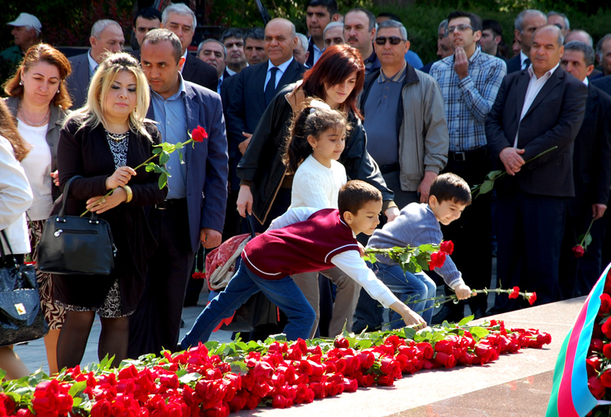 Azerbaijanis mark 92nd birthday anniversary of national leader Heydar Aliyev