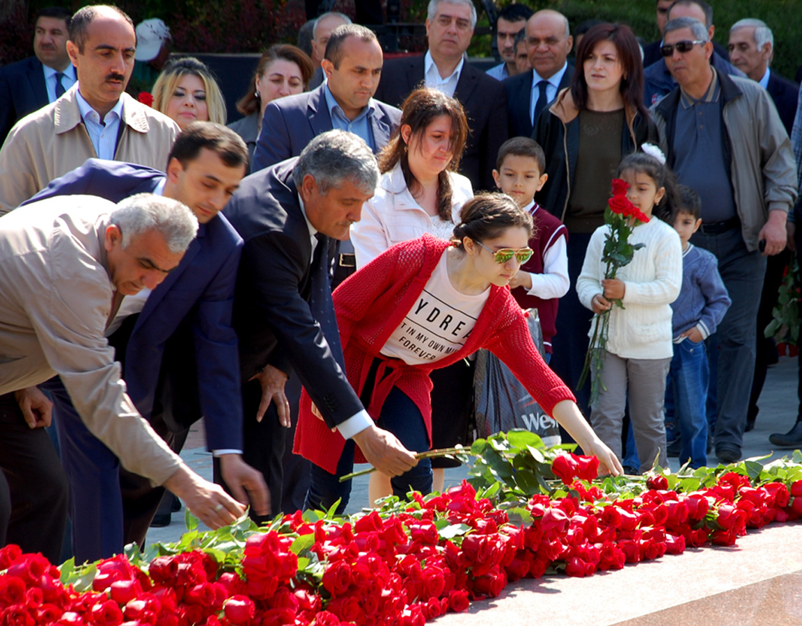 Azerbaijanis mark 92nd birthday anniversary of national leader Heydar Aliyev