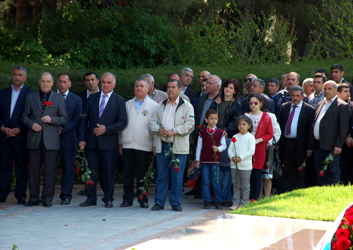 Azerbaijanis mark 92nd birthday anniversary of national leader Heydar Aliyev