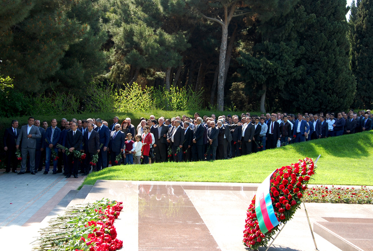 Azerbaijanis mark 92nd birthday anniversary of national leader Heydar Aliyev