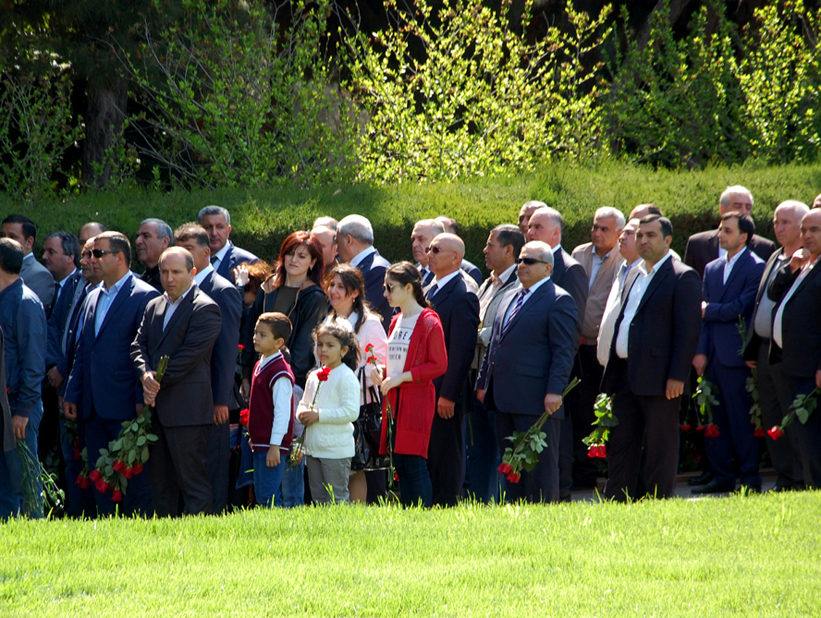 Azerbaijanis mark 92nd birthday anniversary of national leader Heydar Aliyev