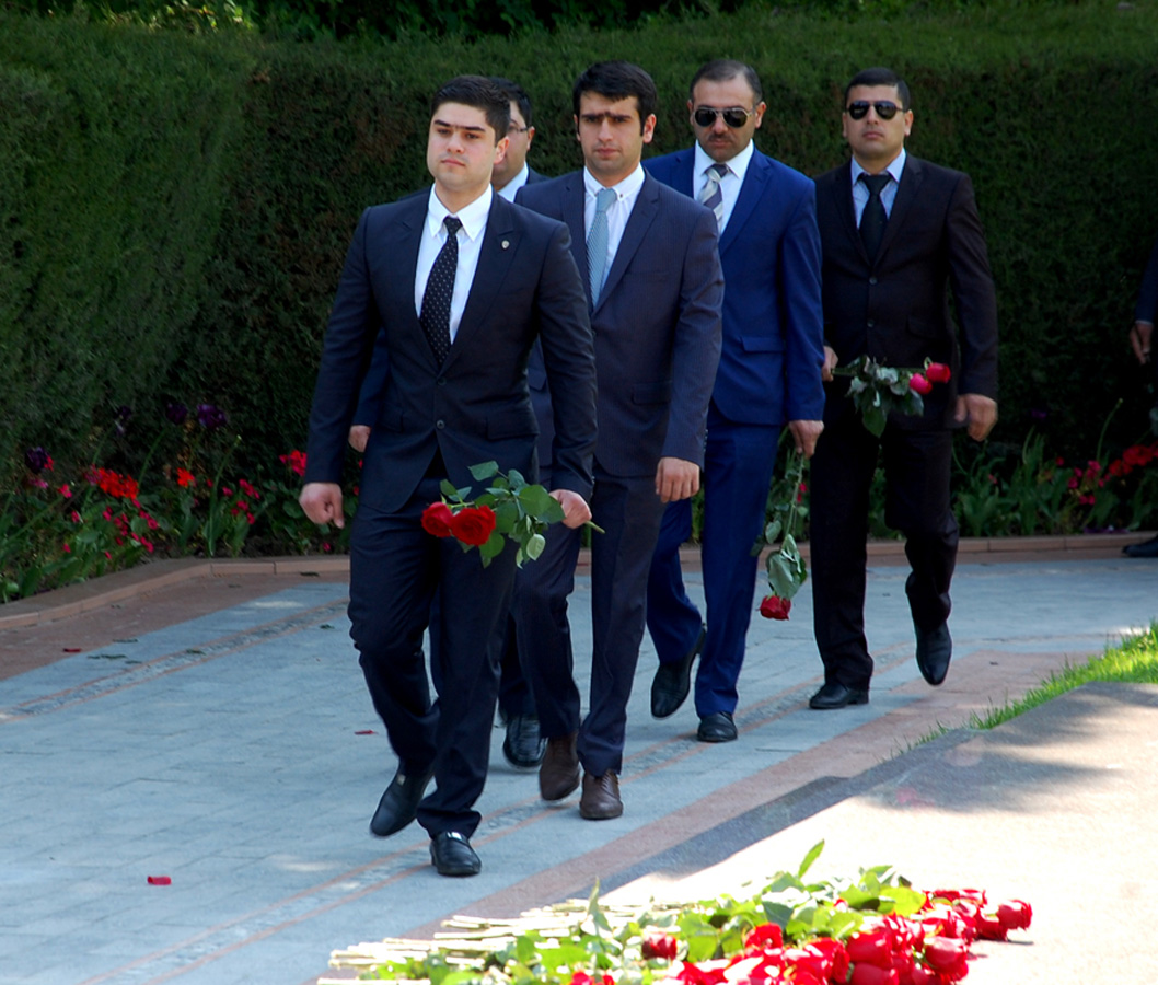 Azerbaijanis mark 92nd birthday anniversary of national leader Heydar Aliyev