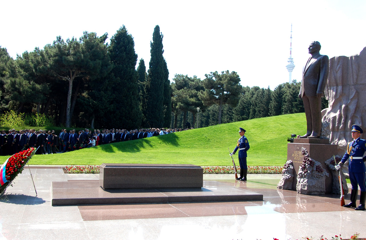 Azerbaijanis mark 92nd birthday anniversary of national leader Heydar Aliyev