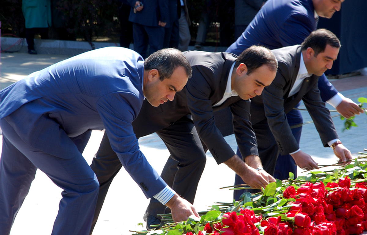 Azerbaijanis mark 92nd birthday anniversary of national leader Heydar Aliyev
