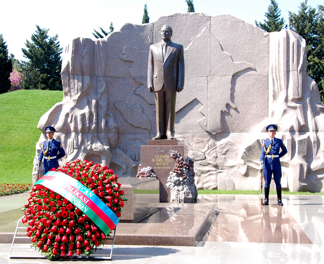 Azerbaijanis mark 92nd birthday anniversary of national leader Heydar Aliyev