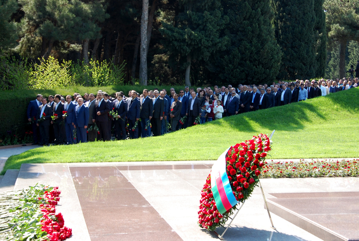 Azerbaijanis mark 92nd birthday anniversary of national leader Heydar Aliyev