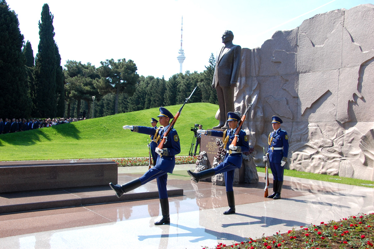 Azerbaijanis mark 92nd birthday anniversary of national leader Heydar Aliyev