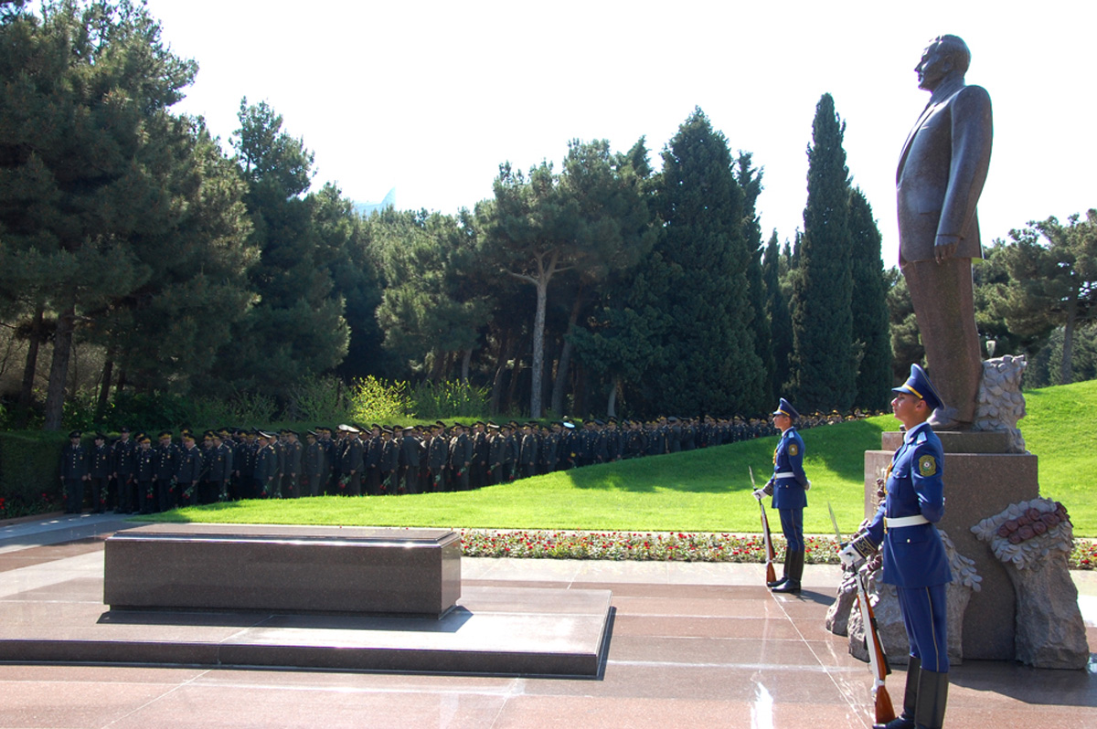 Azerbaijanis mark 92nd birthday anniversary of national leader Heydar Aliyev
