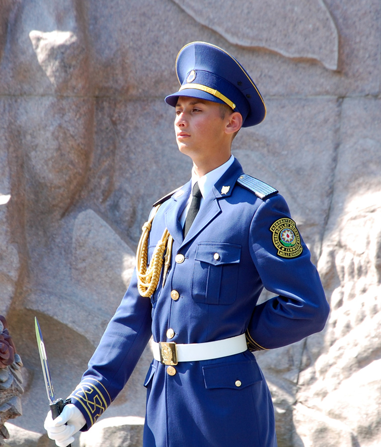 Azerbaijanis mark 92nd birthday anniversary of national leader Heydar Aliyev