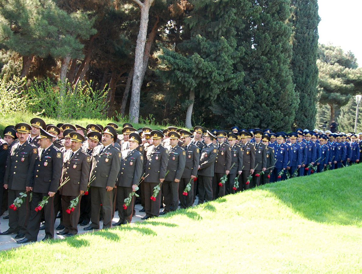 Azerbaijanis mark 92nd birthday anniversary of national leader Heydar Aliyev